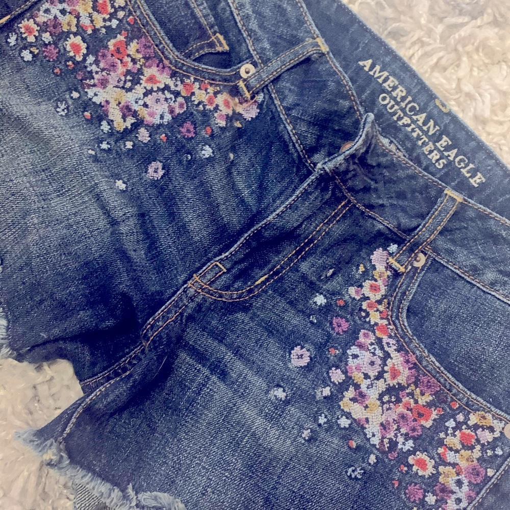 American Eagle shorts w/sewn flower pockets🌸